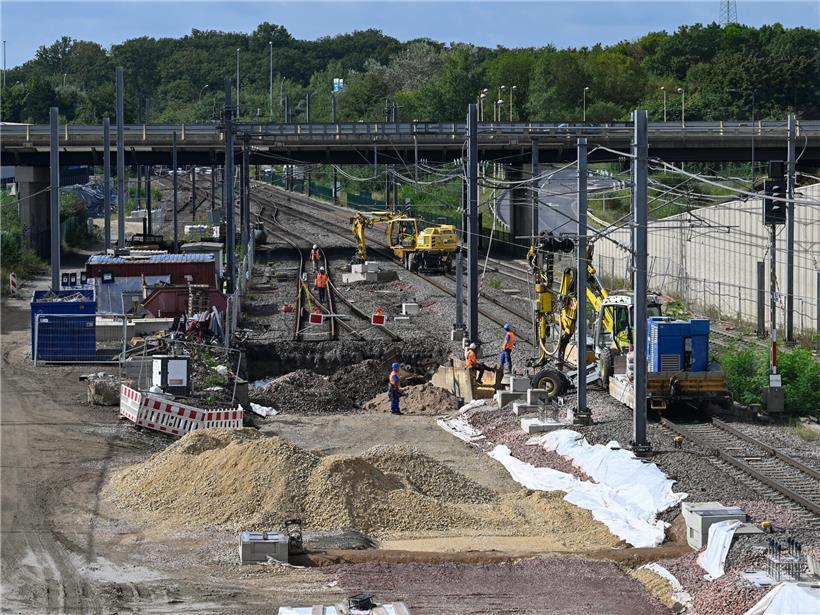 Baustelle an Bahngleisen mit Bauarbeitern und Maschinen – Infrastrukturarbeiten 2026 verursachen Bahnverkehrsunterbrechungen