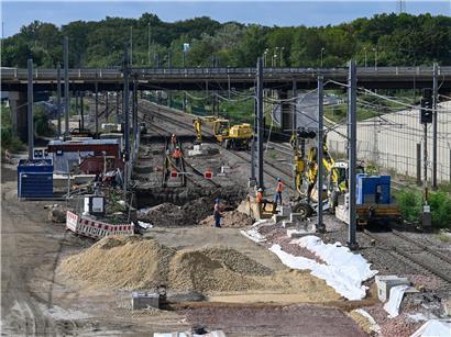 Baustelle an Bahngleisen mit Bauarbeitern und Maschinen – Infrastrukturarbeiten 2026 verursachen Bahnverkehrsunterbrechungen