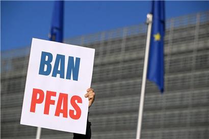 Umweltaktivisten protestieren vor EU-Kommission in Brüssel gegen schädliche PFAS-Chemikalien und Umweltrisiken