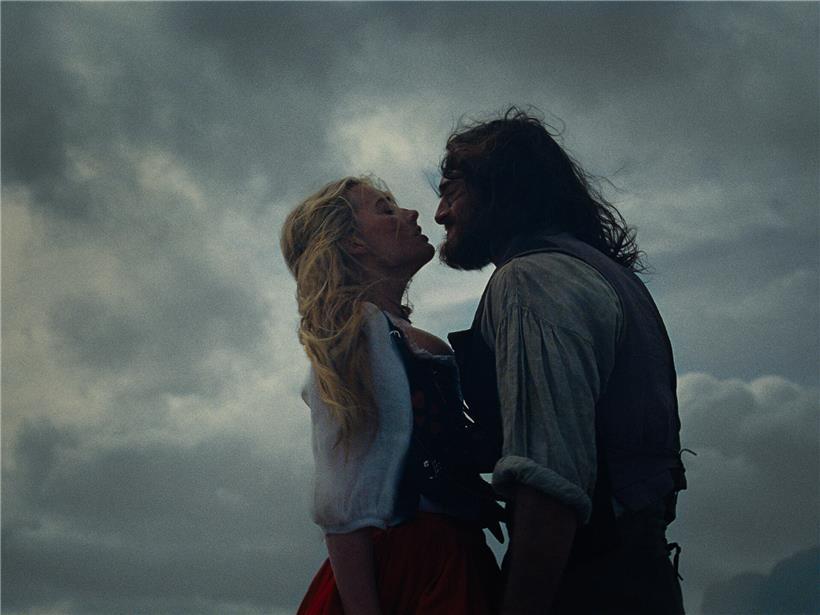 Catherine und Heathcliff unsterblich verliebt, geheimnisvoll verbunden in emotionaler Szene aus Wuthering Heights