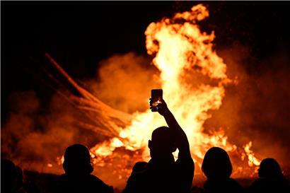 Buergbrennen 2026 in Esch mit großem Holzfeuer und traditioneller Frühlingsfeier in Luxemburg