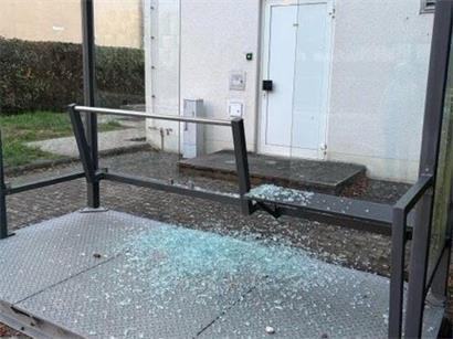 Unter anderem wurde eine Glasscheibe an einer Bushaltestelle zerstört