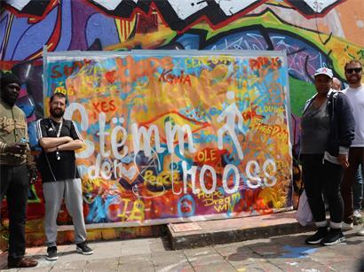 Urban Artist Raphael Gindt (ganz rechts) zusammen mit einigen der Mitwirkenden und dem Kunstwerk