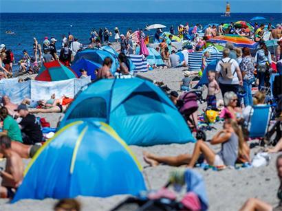 Urlauber nutzen das warme und sonnige Wetter für einen Strandbesuch