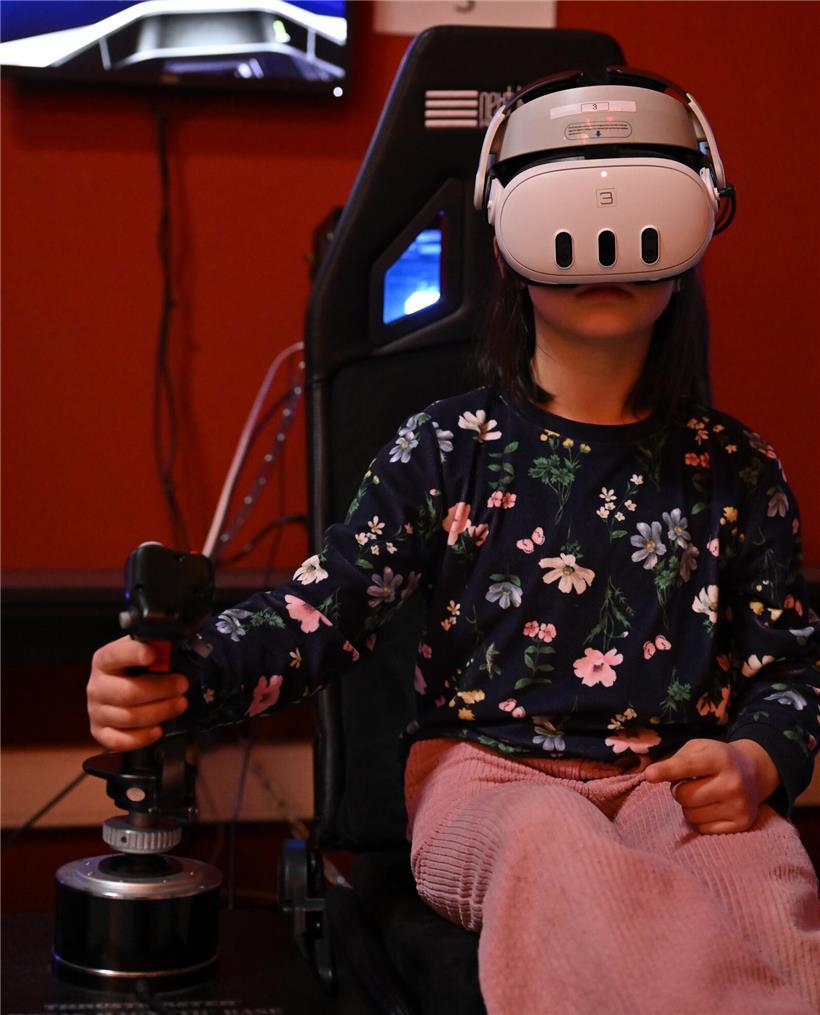 Moderne VR-Brillen auf Technik-Ausstellung, interaktive Virtual-Reality-Erfahrung für Besucher erleben