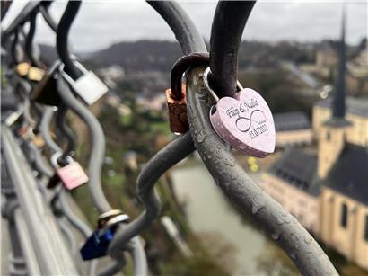 Vältesdag Léift Symbol mit Herz und Kosenimm, romantisches Valentinstag Bild auf hellem Hintergrund