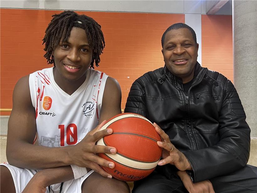 Vater Humberto im Arantia-Trikot gibt seinem Sohn vor dem Lauf motivierende Ratschläge