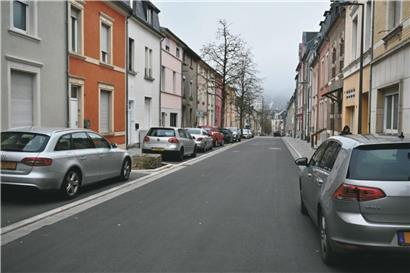 Enge Straßen in Wohngebiet mit erhöhtem Sicherheitsrisiko durch begrenzte Sicht und Fahrzeugverkehr
