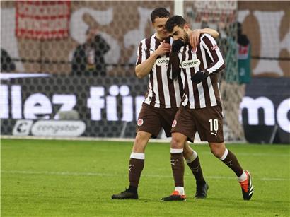 Fußballspieler erzielt Tor gegen Augsburg, das nicht zum Sieg reichte, Bundesliga-Spiel Szene