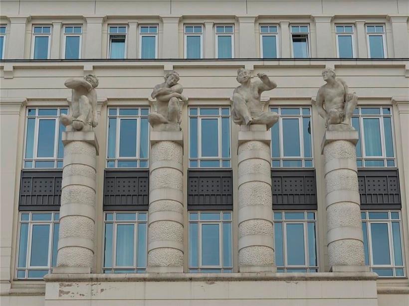 Verschämt, Lauschend, Ermahnend und Auf der Hut heißen die Figuren in der „Cité judiciaire“: Jos Nickts will nach RTL auch den anderen Medien des Landes die Nennung seines Namens untersagen
