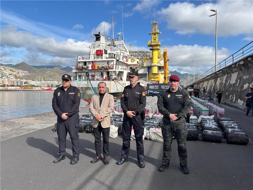 Spanische Polizisten im Hafen von Santa Cruz de Tenerife mit sichergestellter Beute bei Kontrolle