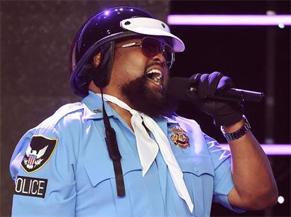Victor Willis von den Village People singt live auf der Bühne bei einem Konzert
