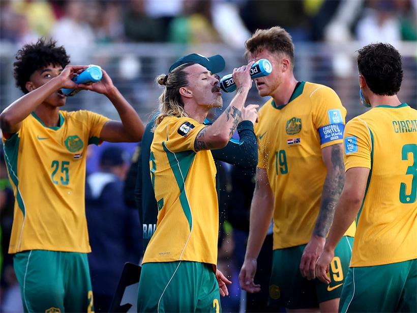 Hydration Break während eines sportlichen Wettkampfs – kurze Trinkpause zur Leistungssteigerung und Gesundheitsschutz