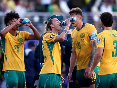 Hydration Break während eines sportlichen Wettkampfs – kurze Trinkpause zur Leistungssteigerung und Gesundheitsschutz