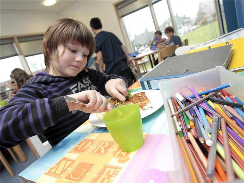 Viele Kinder spielen und lernen gemeinsam im Maison Relais Betreuungsangebot für Kinder.