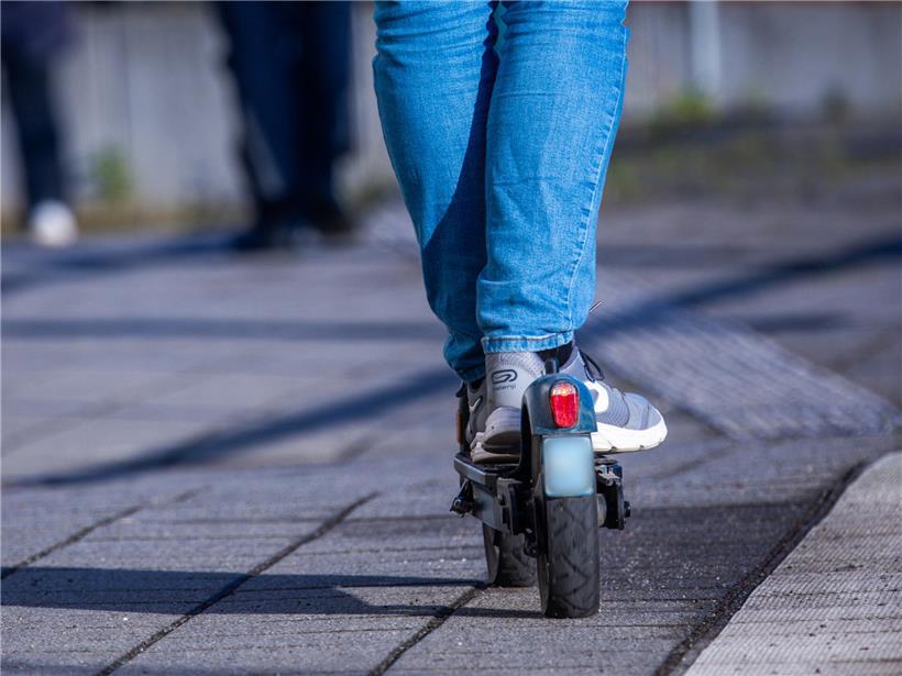 Vier Personen geben am Montag nicht gesetzeskonforme E-Roller zur Sicherheitsprüfung ab
