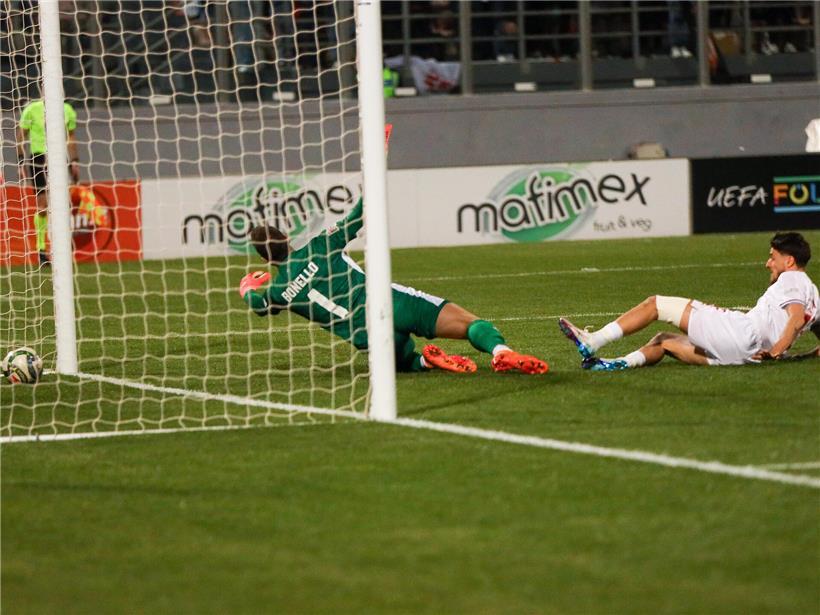 Vincent Thill jubelt nach Torerfolg im Fußballspiel, rutscht glücklich auf dem Spielfeld