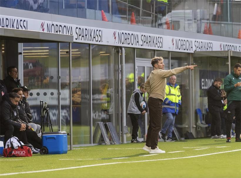 Vitor Pereira warnt vor Standardsituationen im Fußballspiel, konzentrierte Gestik auf dem Spielfeld