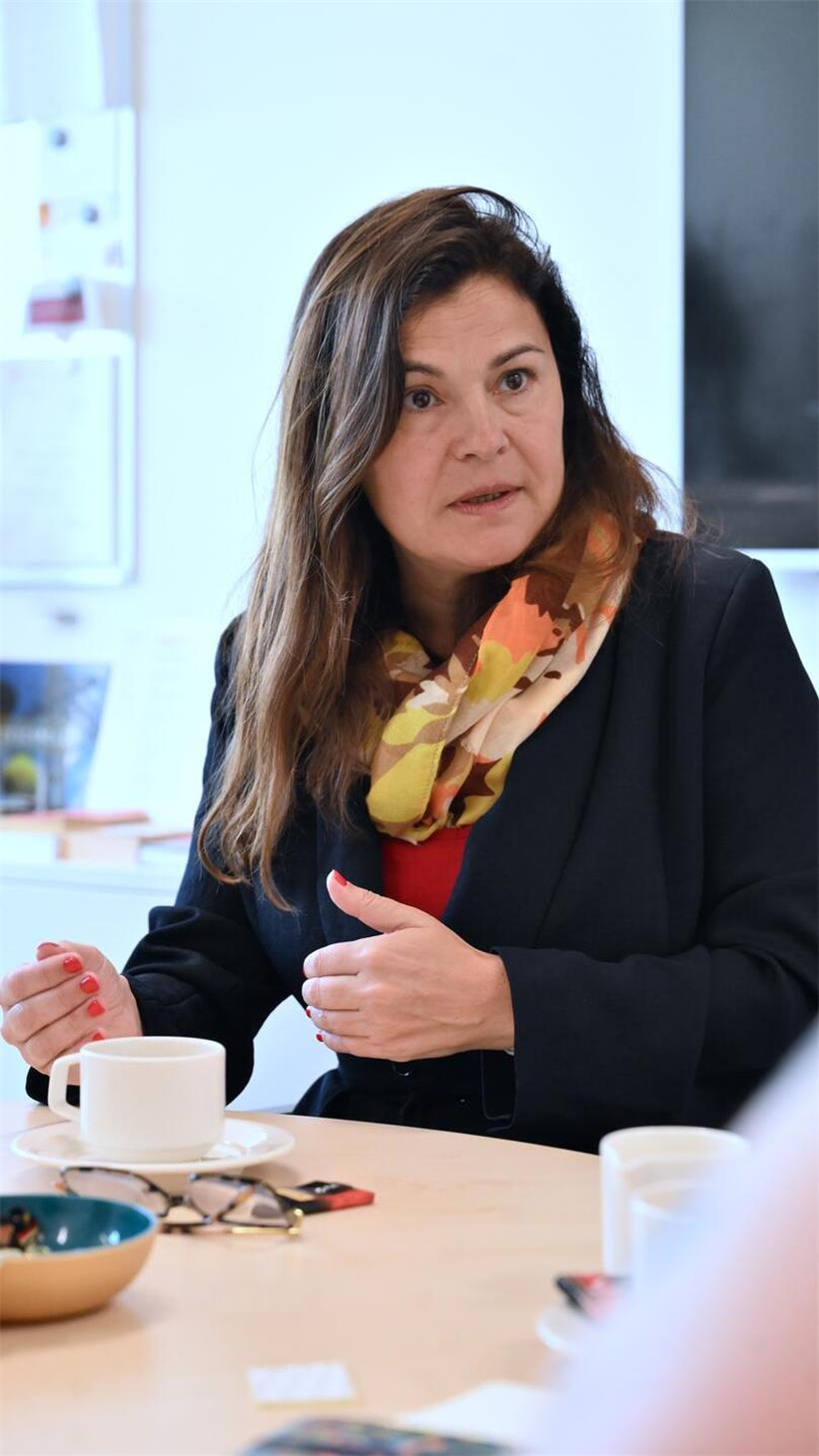 Porträt von Vizedirektorin Elisabeth Da Silva in professioneller Geschäftskleidung vor neutralem Hintergrund