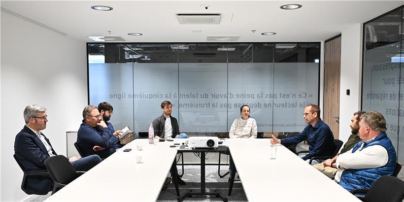 Gruppenfoto von Winzern und Medienprofis bei Wein-Event mit André Mehlen, Guy Krier, Louis Elsen, Cédric Feyereisen und weiteren Experten