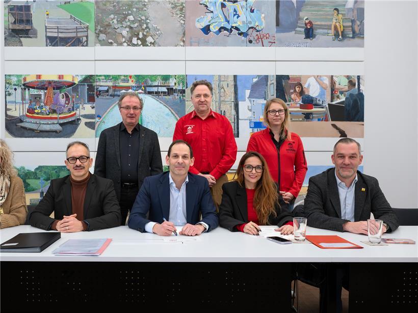 Gruppenfoto von Claudia Dall’Agnol, Loris Spina und weiteren bei der Unterzeichnung der Charta für Zusammenarbeit