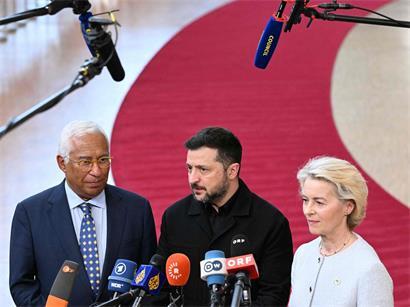 EU-Ratspräsident Antonio Costa, Präsident Wolodymyr Selenskyj und Kommissionspräsidentin Ursula von der Leyen beim EU-Gipfel gemeinsam unterwegs