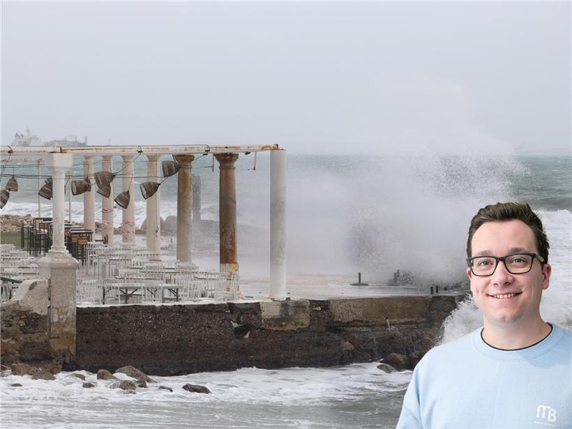 Vom Sturm gepeitschte Wellen brechen an der felsigen Küste von Malaga, stürmisches Meer und dramatischer Himmel