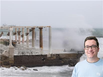 Vom Sturm gepeitschte Wellen brechen an der felsigen Küste von Malaga, stürmisches Meer und dramatischer Himmel