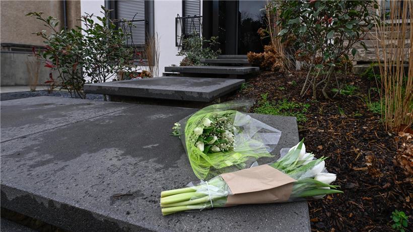 Blumen vor Mehrparteienhaus niedergelegt nach Tod einer Frau am Dienstag