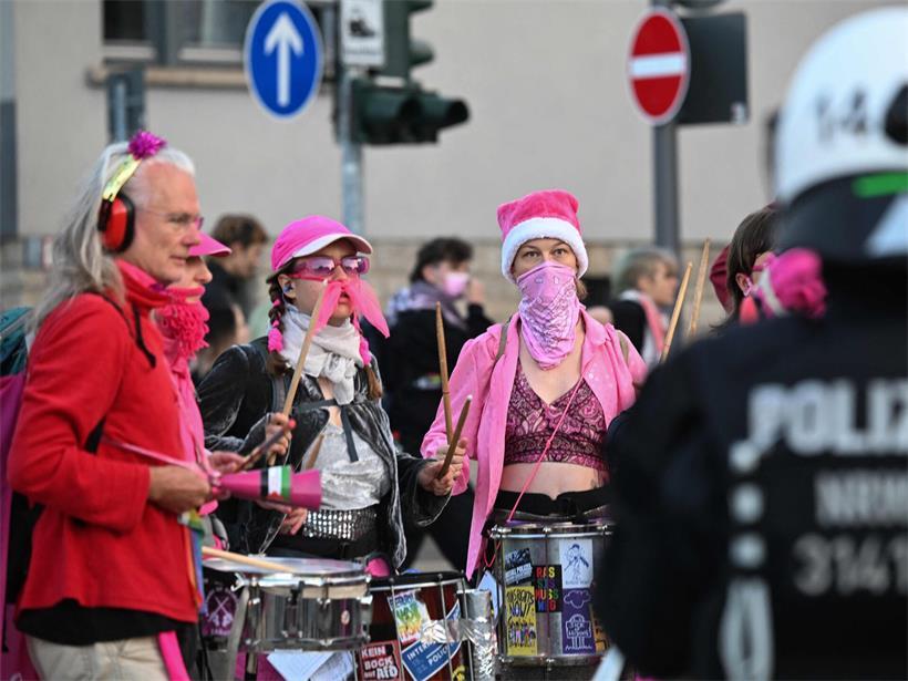 AfD erhebt Machtanspruch und stärkt Doppelspitze – begleitet von Protesten Proteste vor Parteitag mit Demonstranten und Transparenten für politische Meinungsäußerung und Versammlungsfreiheit