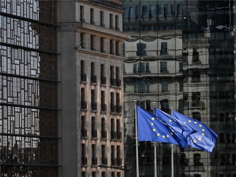 EU-Fahnen wehen vor Tagungsgebäude der EU-Staats- und Regierungschefs symbolisch für fehlenden gemeinsamen Plan in Krisenzeiten