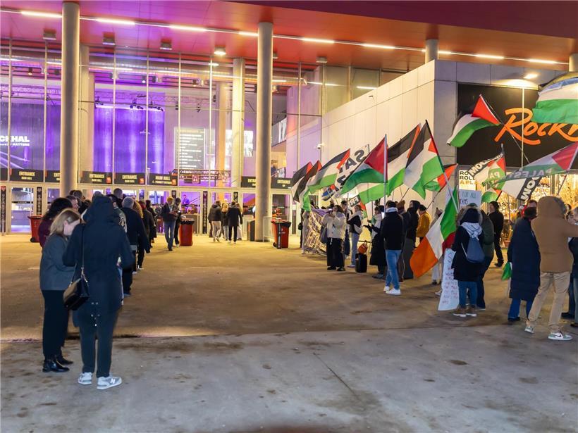 Demonstranten versammeln sich vor der Rockhal bei Protestveranstaltung in Luxemburg