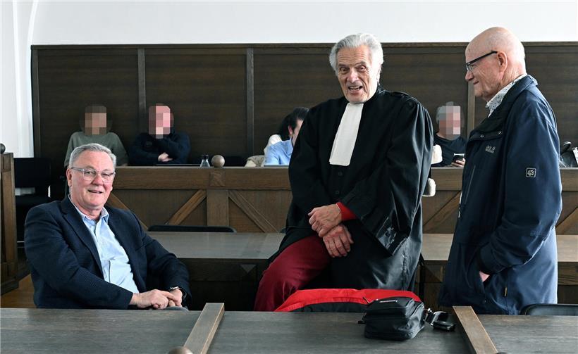 Pierre Reuland, Maître Roland Assa und Guillaume Büchler warten vor der Urteilsverkündung in Gerichtssaal