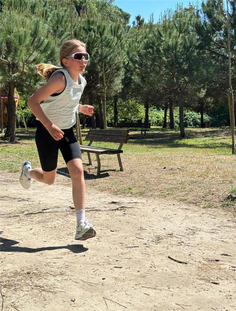 Die Sportskanone Lana und Ameisen, die Blätter schneiden