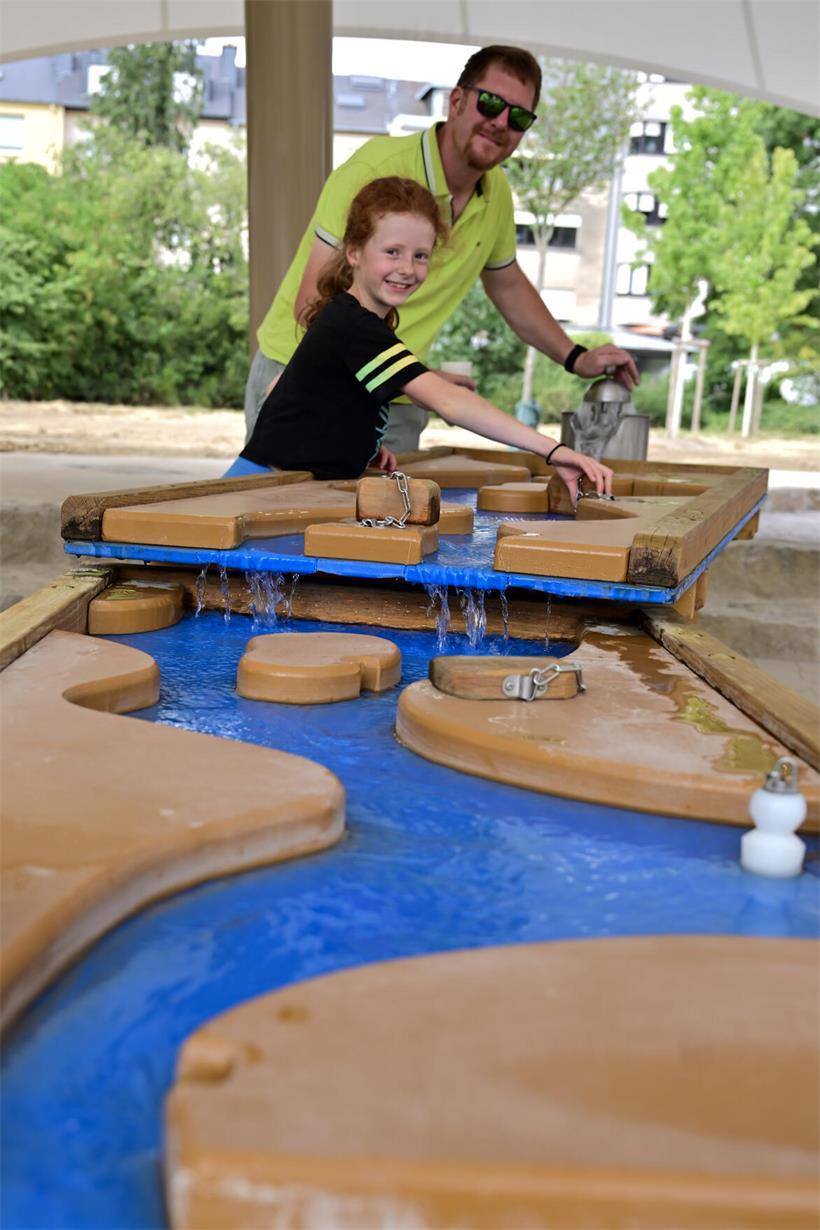 Neuer Spielplatz eröffnet: „Dass et esou bombastesch gëtt, hätte mir net geduecht“ Vorsicht nass: der neue Wasserbereich