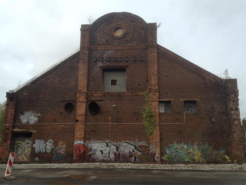Vue frontale de l’une des anciennes halles de coulée de l’usine, adjacente à la ligne des hauts fourneaux de Terre Rouge (cliché pris en septembre 2020 avant le début des travaux de transformation de la halle)
