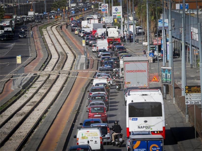 Während eines Protests von Lkw-Fahrern gegen die hohen Kraftstoffpreise stehen Lkw entlang der Straße