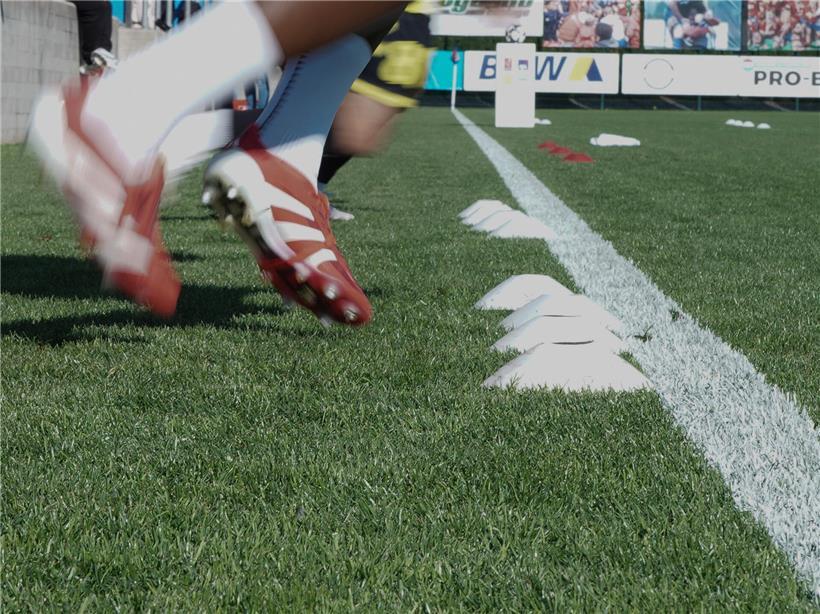 Spieler beim Warmlaufen vor Fußballspiel zur Verletzungsprävention und Leistungssteigerung