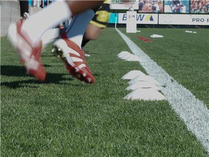 Spieler beim Warmlaufen vor Fußballspiel zur Verletzungsprävention und Leistungssteigerung