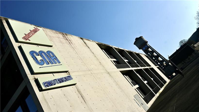 Sichtbetonmauern des CNA-Gebäudes mit unklaren Abläufen hinter den Mauern laut Kulturkommission Diskussion