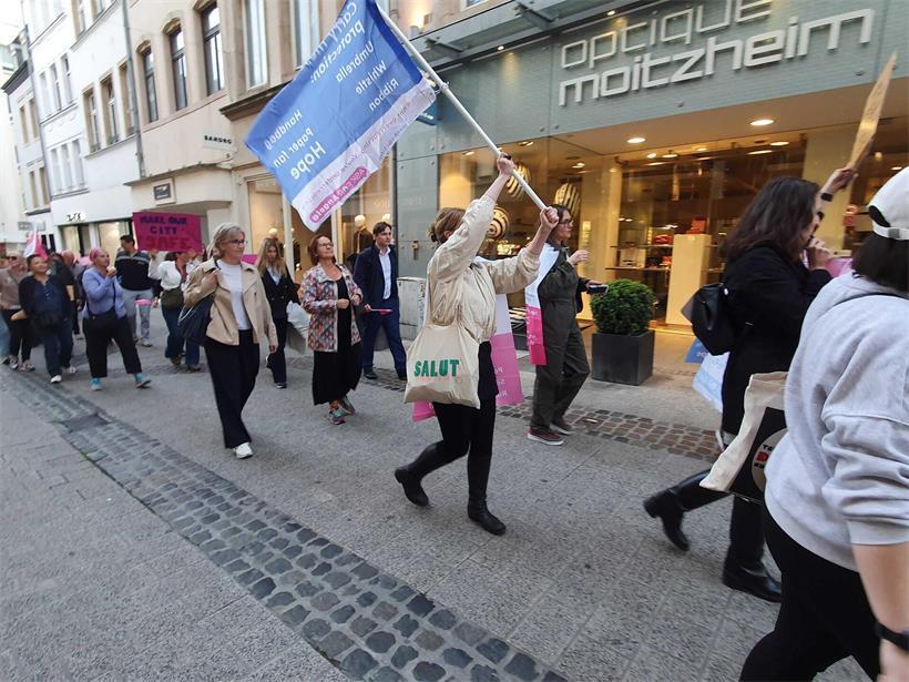 Protest in Luxemburg-Stadt: Hunderte Menschen gehen für Frauensicherheit auf die Straße