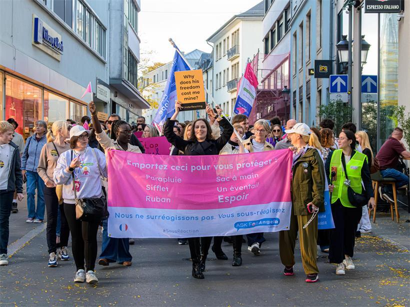 Protest in Luxemburg-Stadt: Hunderte Menschen gehen für Frauensicherheit auf die Straße