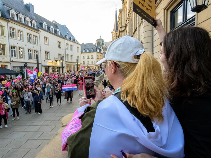 Protest in Luxemburg-Stadt: Hunderte Menschen gehen für Frauensicherheit auf die Straße