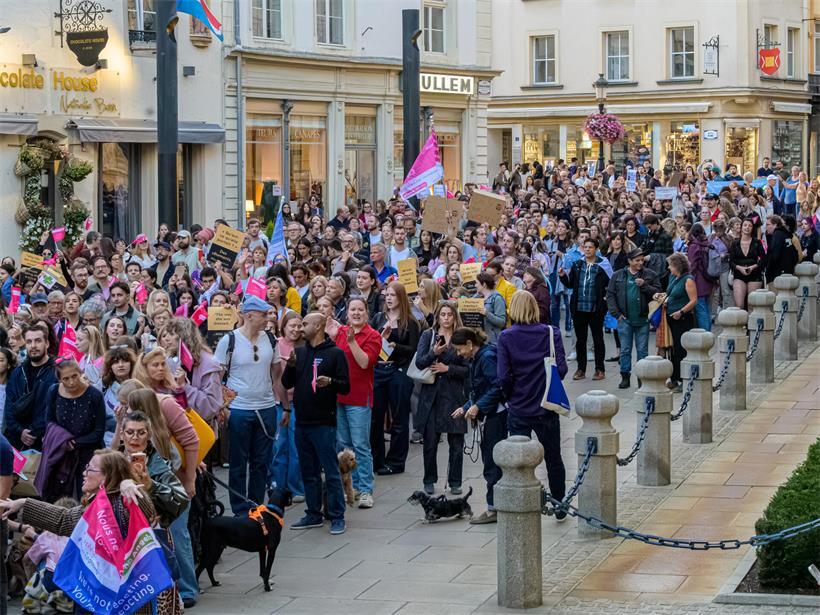 Protest in Luxemburg-Stadt: Hunderte Menschen gehen für Frauensicherheit auf die Straße
