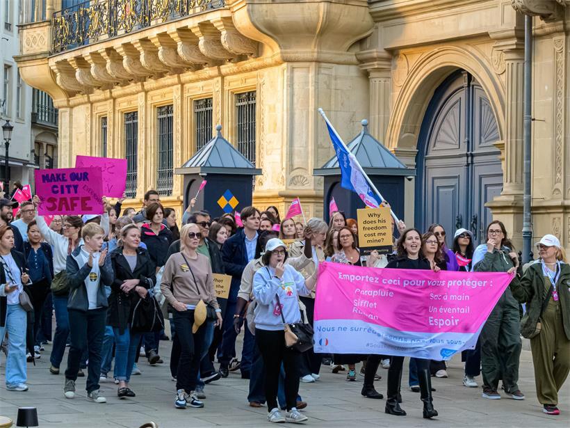 Protest in Luxemburg-Stadt: Hunderte Menschen gehen für Frauensicherheit auf die Straße