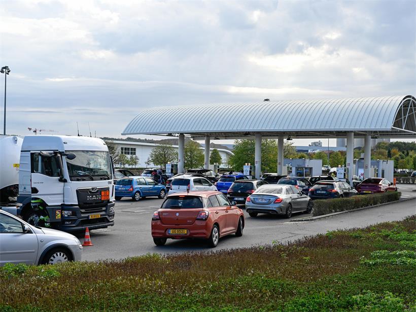 Tankrabatt lockt am Wochenende zahlreiche Autofahrer nach Foetz
