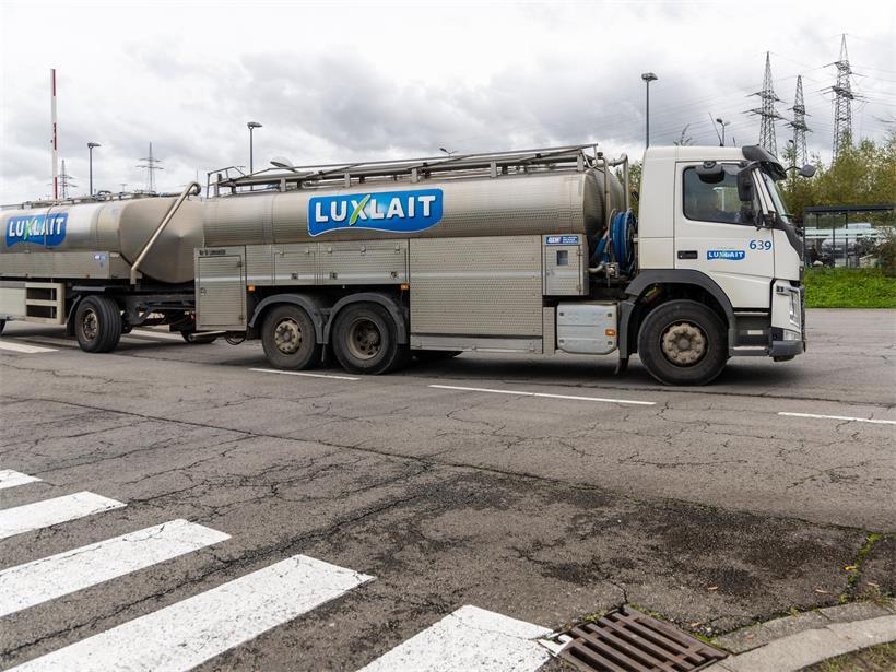 Tinte trocken: 50 Milchbauern unterschreiben ihre Zukunft bei Luxlait