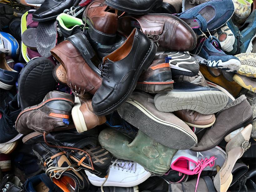 Schuhe stapeln gegen das Vergessen: „Handicap International“ sensibilisiert für Kriegsfolgen