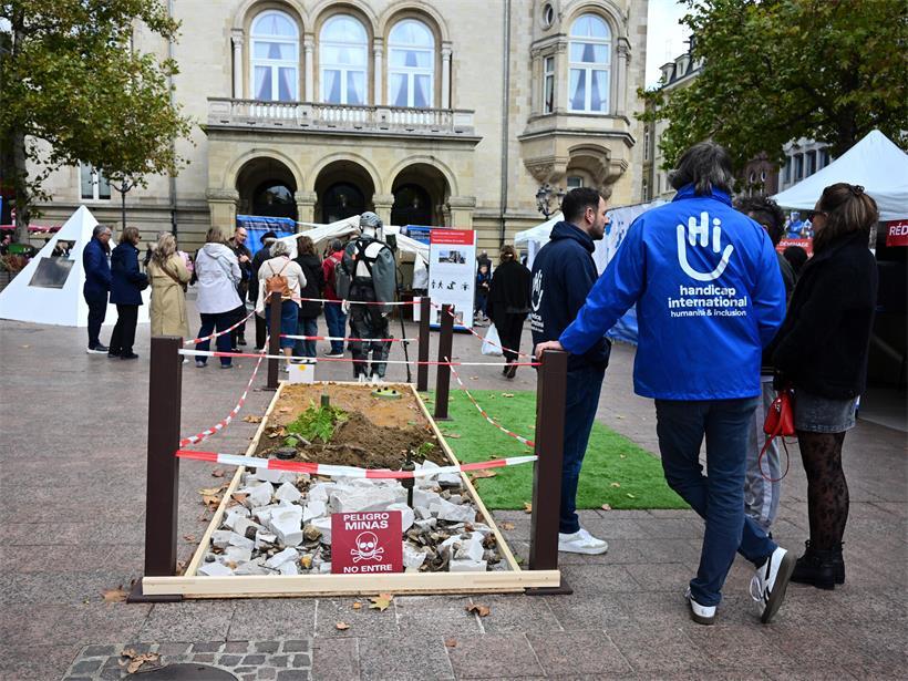 Schuhe stapeln gegen das Vergessen: „Handicap International“ sensibilisiert für Kriegsfolgen