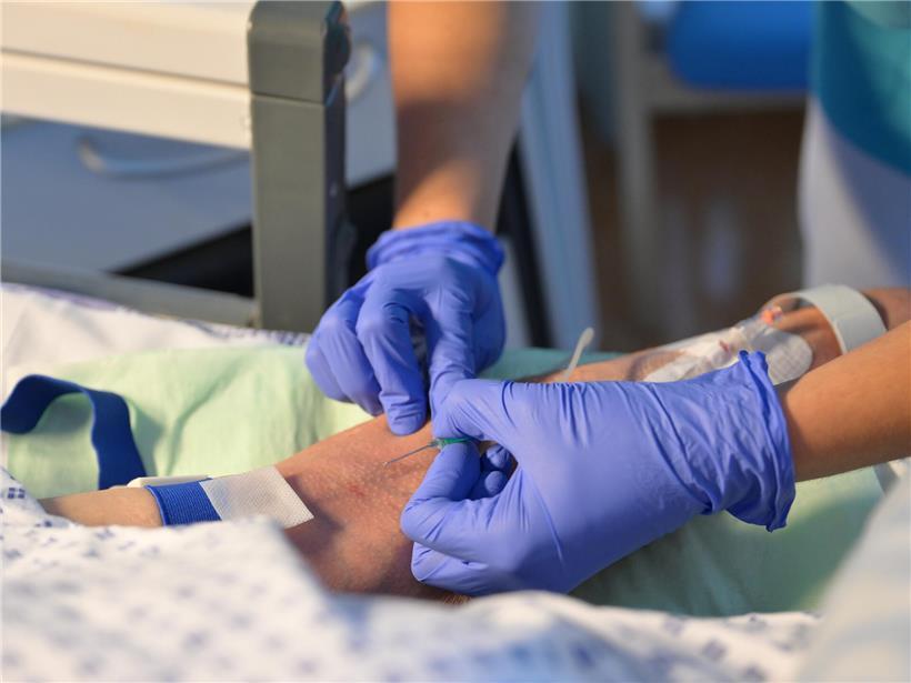 Medien berichten von suspendiertem Chirurg, Ärztevertreter sprechen von Hetzjagd. Das ist die falsch